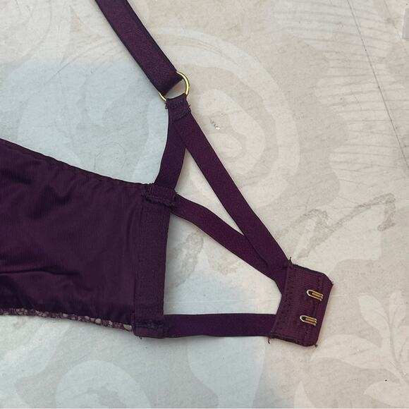 Victoria's Secret Bombshell Plunge Bra 32C - Picture 7 of 13